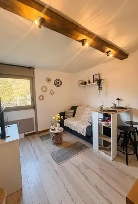 a small bedroom with a bed and a window at Charmant appartement à Saint-Gervais-les-Bains, idéal pour vos vacances à la montagne in Saint-Gervais-les-Bains