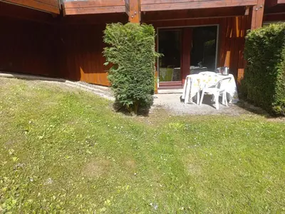 a table and chairs in front of a house at Au pied des pistes in Les Contamines-Montjoie