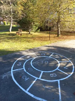 a circle drawn on the road in a park at Au pied des pistes in Les Contamines-Montjoie