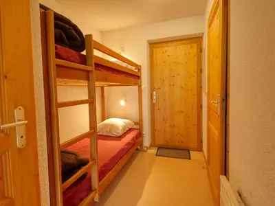 a small room with a bunk bed and a door at Appartement 1 chambre, coin montagne, vue pistes, 4-6 pers, sud, skis - FR-1-642-102 in Morillon