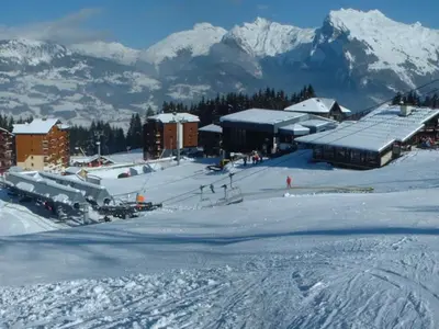 a room with a balcony with a couch and a table at Appartement 1 chambre, coin montagne, vue pistes, 4-6 pers, sud, skis - FR-1-642-102 in Morillon