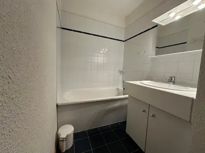 a bathroom with a sink and a tub and a toilet at Appartement 1 chambre, coin montagne, vue pistes, 4-6 pers, sud, skis - FR-1-642-102 in Morillon