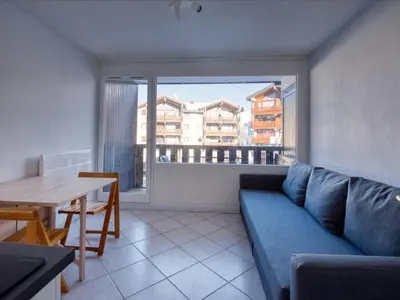 a living room with a blue couch and a table at Studio rénové pour 4 pers, animaux admis - FR-1-642-103 in Morillon
