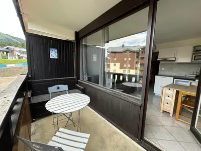 a small balcony with a table and two chairs at Studio rénové pour 4 pers, animaux admis - FR-1-642-103 in Morillon