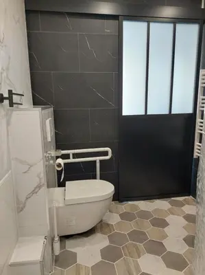 a bathroom with a toilet and a window at Appartement adapté PMR 4 personnes Saint Gervais les Bains in Saint-Gervais-les-Bains