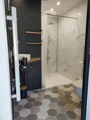 a bathroom with a shower and a toilet at Appartement adapté PMR 4 personnes Saint Gervais les Bains in Saint-Gervais-les-Bains