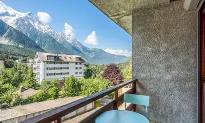 a balcony with a view of the mountains at Grand Studio 25 m2, lumineux, central, vue Mont-Blanc in Chamonix-Mont-Blanc