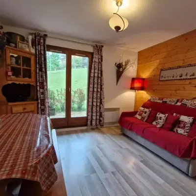 Apartment with garden in Demi-Quartier