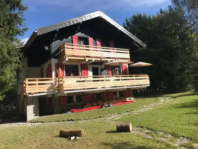 a house being constructed with a gambrel roof at Rare, charmant T3 de 63m2, calme dans une maison, place de parking comprise in Chamonix-Mont-Blanc