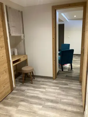 an empty room with a desk and a chair at Rare, charmant T3 de 63m2, calme dans une maison, place de parking comprise in Chamonix-Mont-Blanc