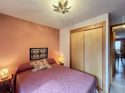 a bedroom with a bed with a purple bedspread at Appartement proche village, accès ski bus, vue Mont Blanc - FR-1-560-163 in Combloux