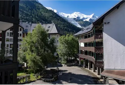 a kitchen with a table and a dining room at Joli appartement Aiguille du Midi in Chamonix-Mont-Blanc