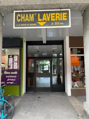 a store front with a sign for a chain lawyer at Joli appartement Aiguille du Midi in Chamonix-Mont-Blanc