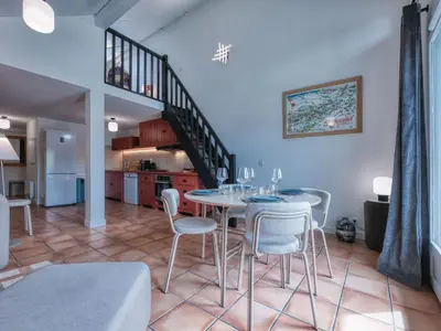 a bedroom with a large white bed with a window at Duplex 83m², 3 chambres, 6 pers, centre Saint-Gervais, à 5 min de la télécabine, Wifi inclus - FR-1-663-31 in Saint-Gervais-les-Bains