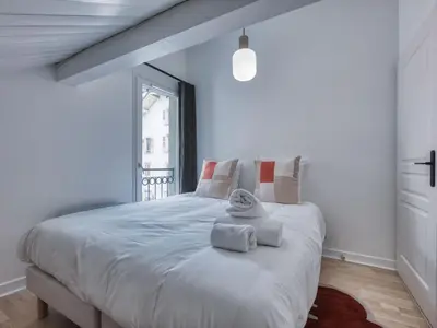 a living room with a couch and a tv at Duplex 83m², 3 chambres, 6 pers, centre Saint-Gervais, à 5 min de la télécabine, Wifi inclus - FR-1-663-31 in Saint-Gervais-les-Bains