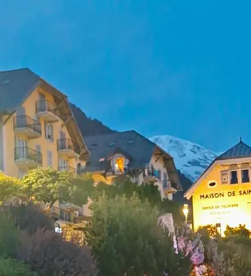 a hotel with a mountain in the background at Appartement 14 - Résidence Conseil au coeur du village in Saint-Gervais-les-Bains