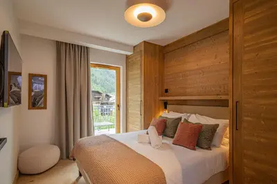 a bedroom with a large bed and a window at Paradisa Terrasse Mont-Blanc Central 3-bedroom with Mont-Blanc View! in Chamonix-Mont-Blanc