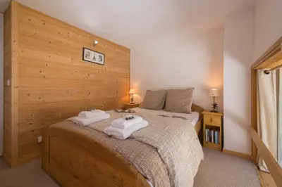 a bedroom with two towels on a bed at Résidence Grand Roc - Bruyères 220 - Happy Rentals in Chamonix-Mont-Blanc
