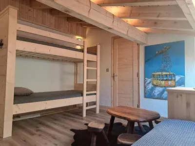a bedroom with bunk beds in a cabin at Le Top des Praz in Chamonix-Mont-Blanc