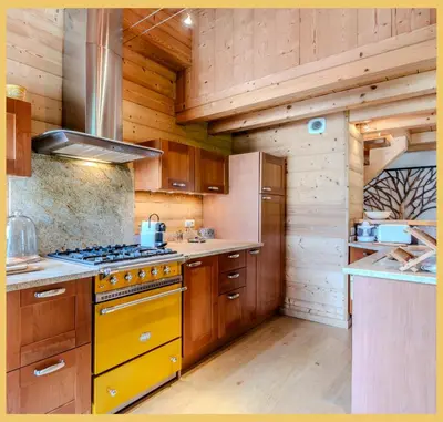 a dining room with a table and chairs at Appartement La Comtesse I Centre de Saint-Gervais in Saint-Gervais-les-Bains