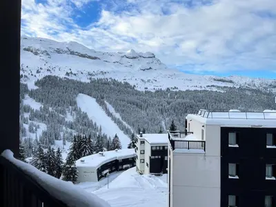 a view of a snow covered mountain from a building at Résidence Le Panoramic - Appartement spacieux · Départ et retour skis aux pieds · Piscine · Parking inclus · Spa MAE-3063 in Magland