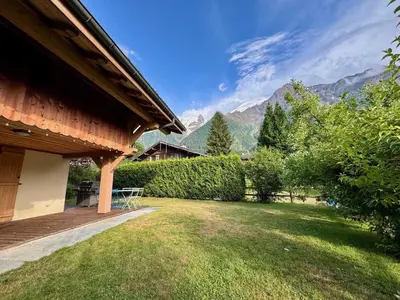 a house with a yard with a view of mountains at Logan - Appartement spacieux 4 chambres - Animaux acceptés - Parking - FR-1-343-266 in Les Houches
