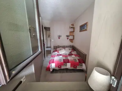 a small room with a bed and a window at Cham sud in Chamonix-Mont-Blanc