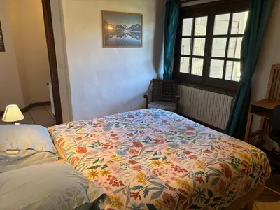 a bedroom with a bed with a colorful comforter at Le Mont - Vue montagne - Parking - Wifi - Nature in Demi-Quartier