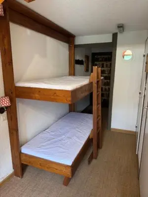 a couple of bunk beds in a room at Le chalet des pistes in Demi-Quartier