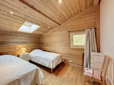 a log cabin bedroom with two beds and a window at Appartement 2 chambres, mezzanine, vue Mont Blanc, proche village, parking - FR-1-560-164 in Combloux