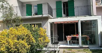 a house with a table and a balcony at Maison idéalement située toutes mobilités in Saint-Gervais-les-Bains
