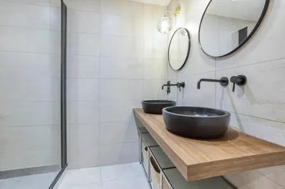 a bathroom with two sinks and a shower at T3 Argentière in Chamonix-Mont-Blanc