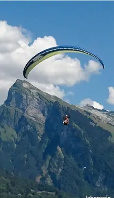 a person flying through the air with a parachute at Au pied des pistes Studio 4 personnes in Morillon