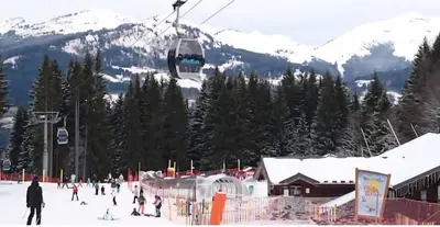 a group of people on a ski slope with a ski lift at Au pied des pistes Studio 4 personnes in Morillon