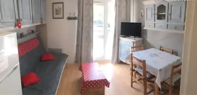 a small living room with a table and a couch at Au pied des pistes Studio 4 personnes in Morillon