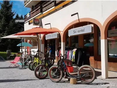 a group of bikes parked in front of a store at Au pied des pistes Studio 4 personnes in Morillon