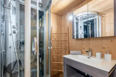 a bathroom with a shower and a sink at Apartment l'Aiguille, au pied des télécabines in Chamonix-Mont-Blanc
