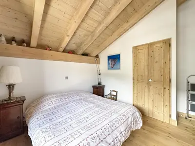 a bedroom with a bed and a wooden ceiling at ELI422 Appartement standing 6 pers centre village in Les Carroz d'Araches