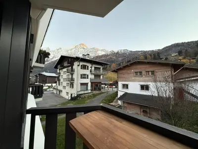 a balcony with a view of the mountains at Appartement 1 chambre, balcon, vue montagne, aux pieds des pistes in Les Houches