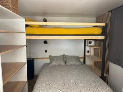 a small bedroom with a bed in a bunk room at Appartement 1 chambre, balcon, vue montagne, aux pieds des pistes in Les Houches