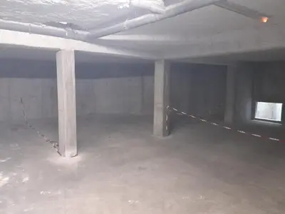 an empty room with two pillars and a window at Edelweiss Résidence plein centre de la station rez de chaussée 50 m des navettes gratuites belle terrasse et grand parking privé en sous sol in Les Carroz d'Araches