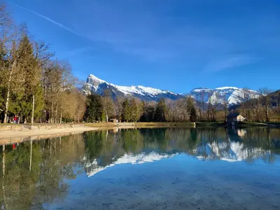 a view of a lake with mountains in the background at Jardins Alpins A N 20 - 2P6 in Morillon