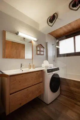 a kitchen with a sink and a washing machine at Appartement 10 personnes au pied des pistes vue Mont Blanc in Combloux