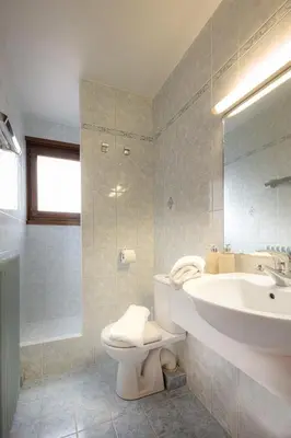 a bathroom with a toilet and a sink and a tub at Appartement 10 personnes au pied des pistes vue Mont Blanc in Combloux