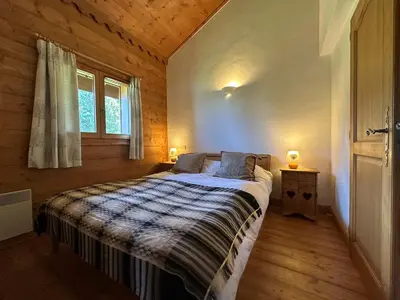 a bedroom with a bed and two lamps on a table at Appartement confortable au pied des pistes pour 8 personnes - FR-1-642-104 in Morillon