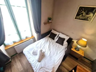 a bedroom with a bed with white sheets and a window at Appartement Lyret, Chamonix Centre, 4 personnes in Chamonix-Mont-Blanc