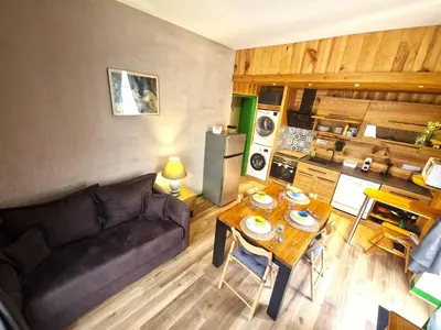 a living room with a couch and a table at Appartement Lyret, Chamonix Centre, 4 personnes in Chamonix-Mont-Blanc