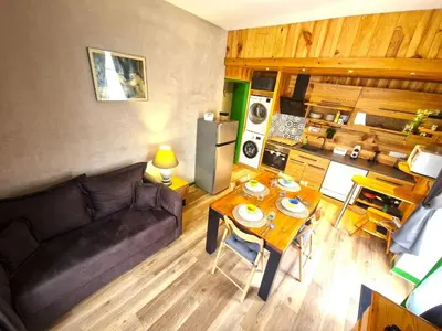 a living room with a couch and a table at Appartement Lyret, Chamonix Centre, 4 personnes in Chamonix-Mont-Blanc