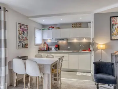 a kitchen and dining room with a table and chairs at Appartement 2 pièces pour 4 pers. à Megève avec Parking et Wifi, proche centre - FR-1-453-307 in Megève