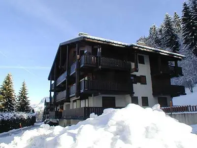 a building with a pile of snow in front of it at Appartement 2 pièces pour 4 pers. à Megève avec Parking et Wifi, proche centre - FR-1-453-307 in Megève